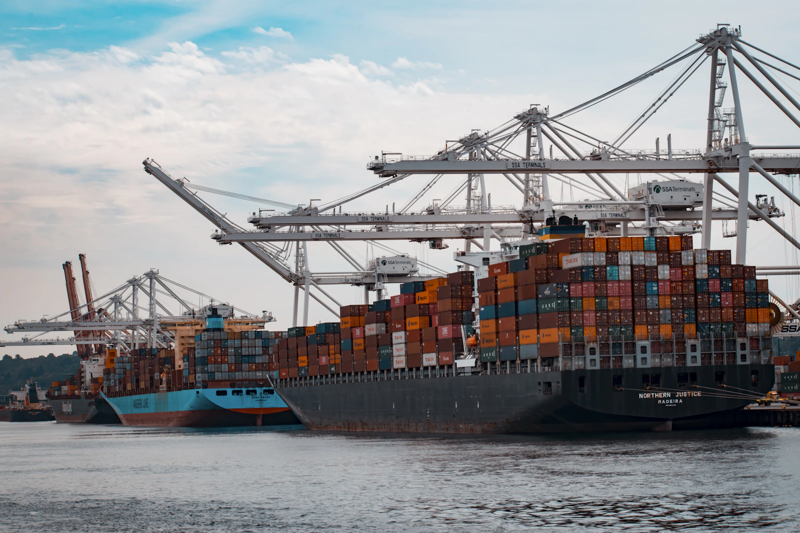 Container port terminal in Guangzhou with ships loading export containers bound for Jebel Ali, Jeddah, Dammam, and other Gulf Cooperation Council ports.